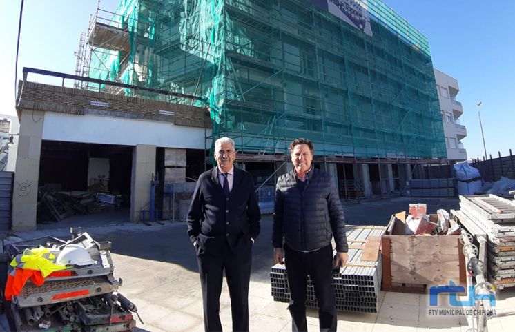 Luis Mario Aparcero visita las obras de remodelación del antiguo hotel Cruz del Mar y las viviendas de El Patio