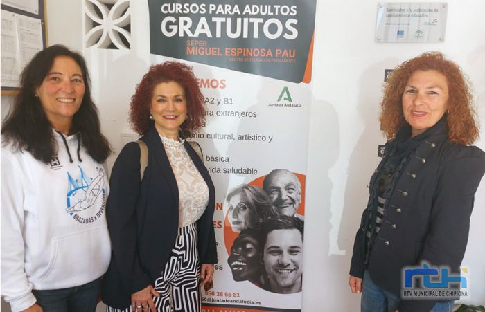 Isabel María Fernández supervisa las mejoras realizadas en el Centro de Educación de Adultos de Chipiona