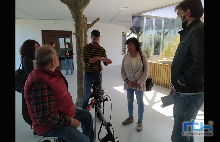 La diputada de Izquierda Unida Carmen Álvarez visita el Centro El Camaleón para conocer las inversiones de Diputación