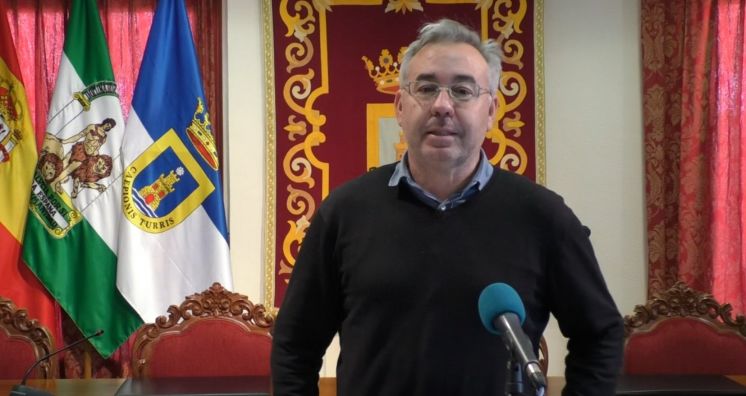 Pepe Mellado anuncia una subvención de 23.203 euros para mejorar de la eficiencia energética de la piscina y el pabellón municipal