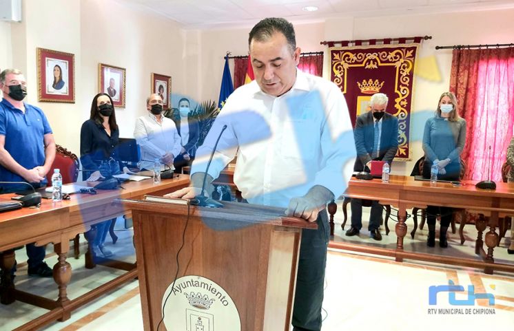 El socialista Enrique López Gil toma posesión como nuevo concejal de la Corporación chipionera