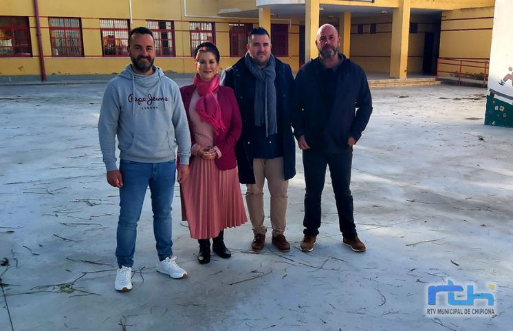 Isabel María Fernández informa sobre la renovación del suelo del patio del colegio Cristo de las Misericordias