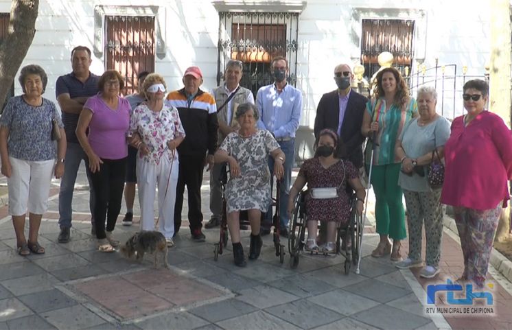 El Grupo Social ONCE ha acercado hoy a la ciudadanía chipionera las dificultades de las personas ciegas o con baja visión