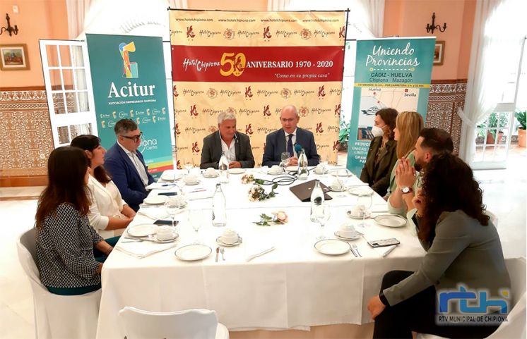 Javier Sánchez Rojas analiza con Acitur y concejales los problemas y retos del empresariado chipionero y gaditano