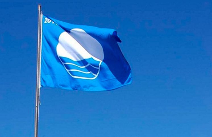 Chipiona renueva las Banderas Azules en las playas de Regla, Camarón-La Laguna, Cruz del Mar-Canteras, Micaela y Las Tres Piedras-La Ballena y el puerto deportivo