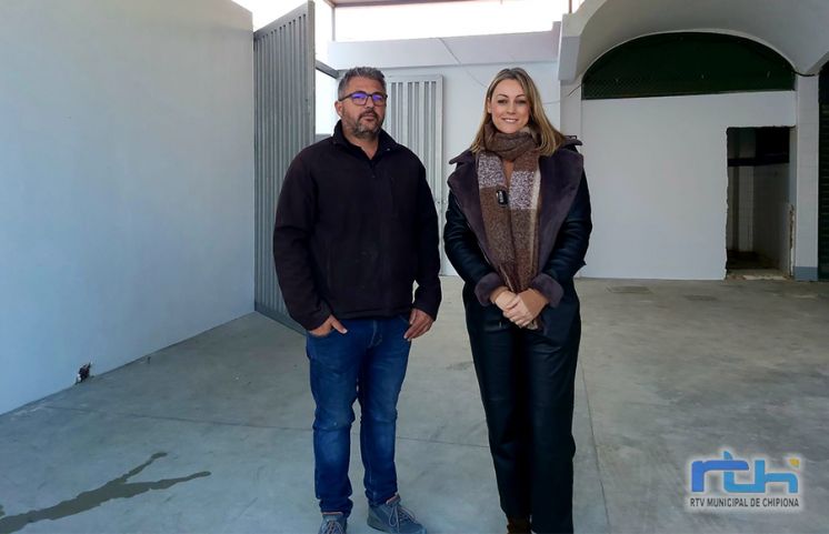 María Naval supervisa los trabajos de remodelación del Mercado de Abastos en su recta final