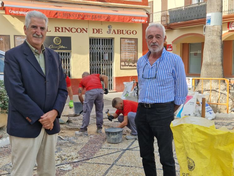 Comienzan las obras de reparación del canto rodado del suelo de la Plaza Pío XII